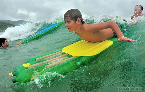 Governo do Paraná promove oficinas de surfe com prancha ecológica nas praias